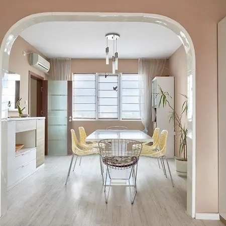 Spacious & Cozy Pastel Flat In